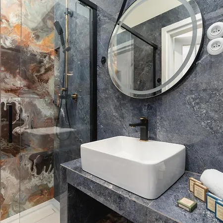 Luxurious & Unique Mickiewicza Cracow By Renters Prestige Apartament