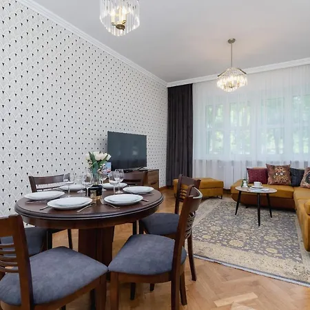 Luxurious & Unique Mickiewicza Cracow By Renters Prestige Apartament