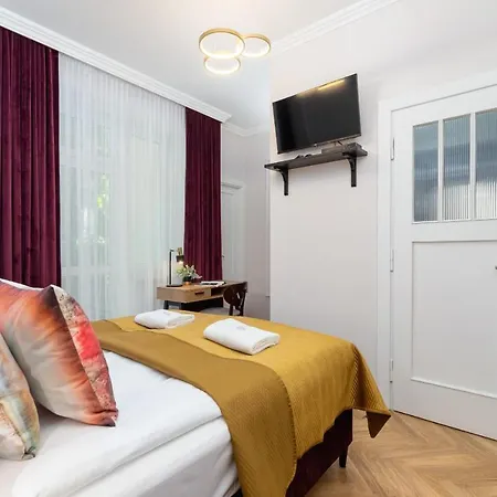 Luxurious & Unique Mickiewicza Cracow By Renters Prestige Apartament Kraków