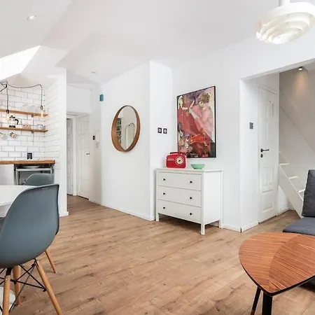 Artistic Flat With Entresol - 5' Market Square - By Upstairs Lägenhet