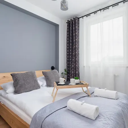 Cozy With Balcony Chmieleniec By Renters Apartment