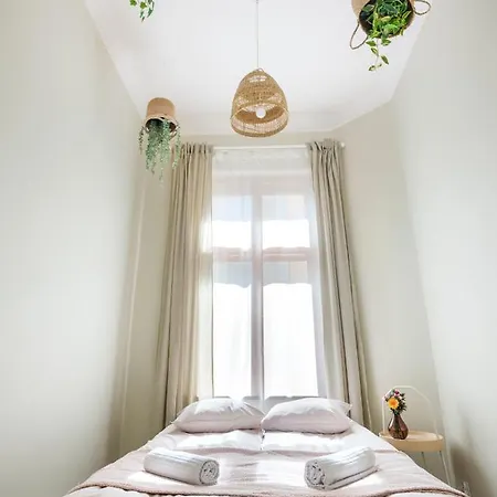 Bed & Beige / Kochanowskiego St