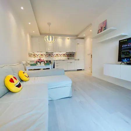 3 Aircon With Free Parking, Balcony Walking Distance Old Town Apartment