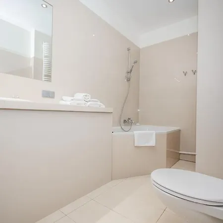 Inpoint 2-bedrooms With Private Garden And Free Parking Apartment *