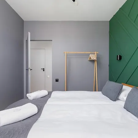Modern & Spacious With Air Conditioning & Parking By Renters Prestige Apartment Krakow