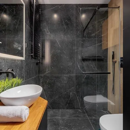 Apartment Modern & Spacious With Air Conditioning & Parking By Renters Prestige *