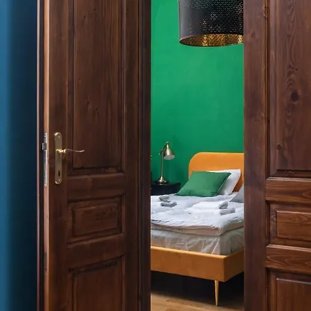 Les Couleurs By Upstairs Apartment *