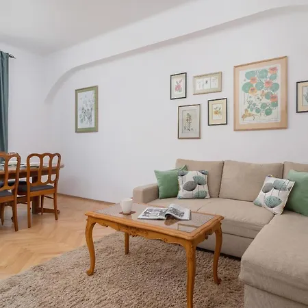 Spacious Retro In The Center Of Cracow By Renters Apartment *