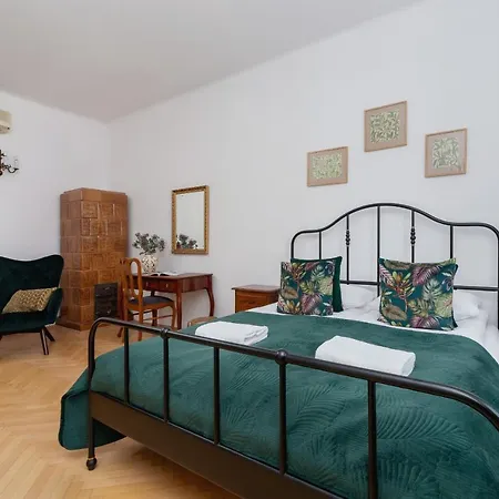 Spacious Retro In The Center Of Cracow By Renters Apartment