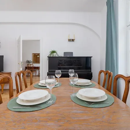 Apartment Spacious Retro In The Center Of Cracow By Renters Krakow