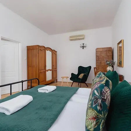 Apartment Spacious Retro In The Center Of Cracow By Renters Krakow
