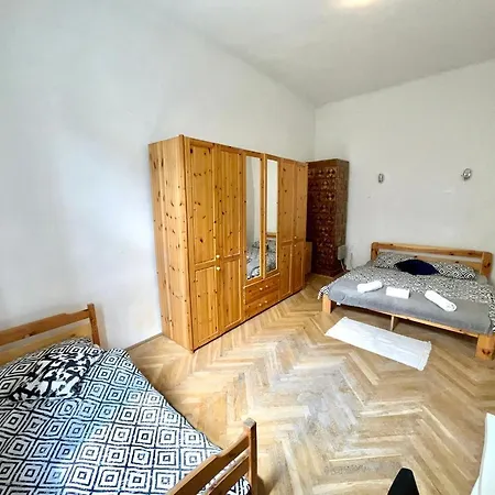 Homestay Bedroom Near The Bus And Train Station