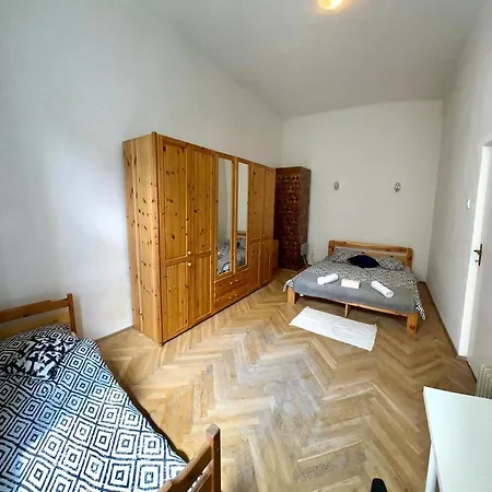 Homestay Bedroom Near The Bus And Train Station *