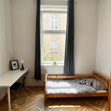 Homestay Bedroom Near The Bus And Train Station