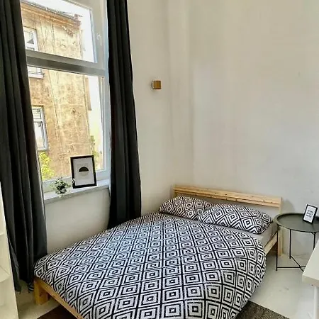 Bedroom Near The Bus And Train Station Homestay *