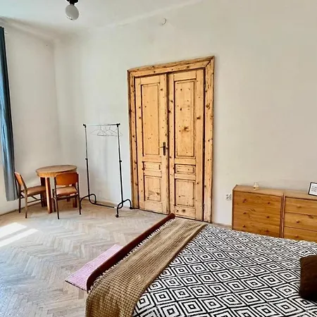 Homestay Bedroom Near The Bus And Train Station *