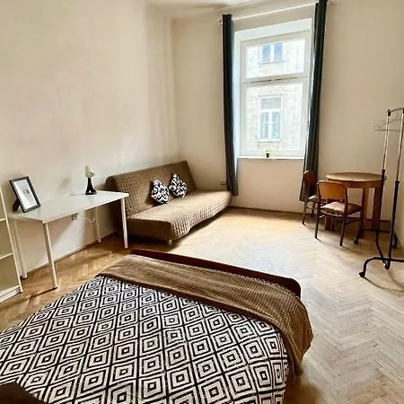 Homestay Bedroom Near The Bus And Train Station *
