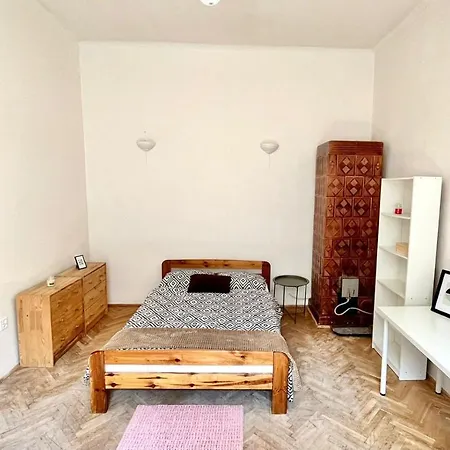 Bedroom Near The Bus And Train Station Homestay