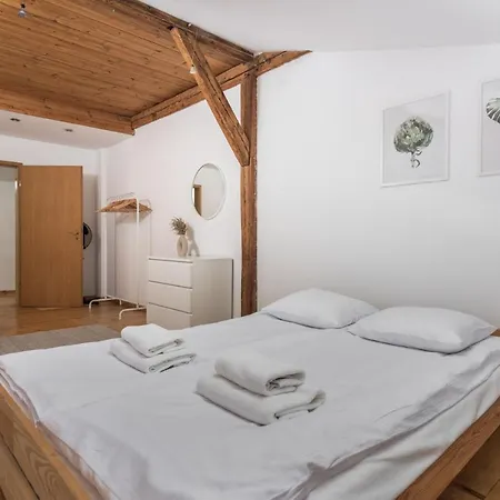 Apartment Old Town Loft - 7 Bedroom - By Upstairs