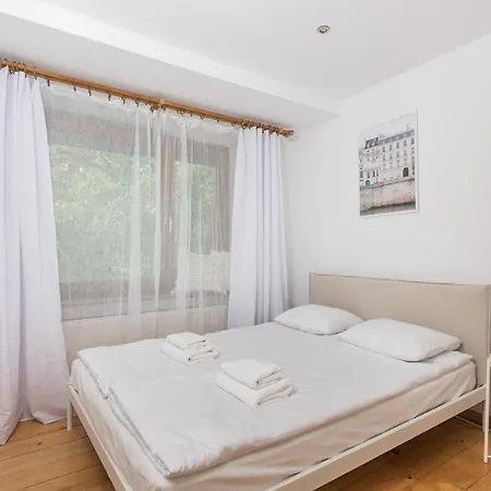 Old Town Loft - 7 Bedroom - By Upstairs Apartment