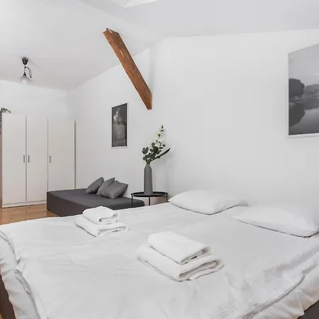 Apartment Old Town Loft - 7 Bedroom - By Upstairs
