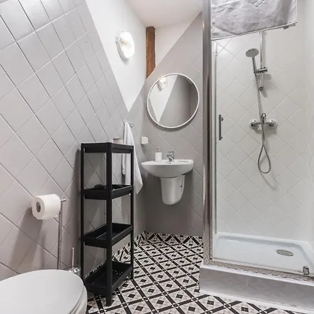 Old Town Loft - 7 Bedroom - By Upstairs Apartment *