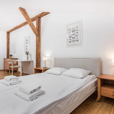 Old Town Loft - 7 Bedroom - By Upstairs Apartment *