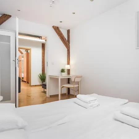 Apartment Old Town Loft - 7 Bedroom - By Upstairs