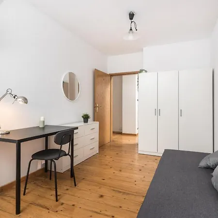 Old Town Loft - 7 Bedroom - By Upstairs Apartment