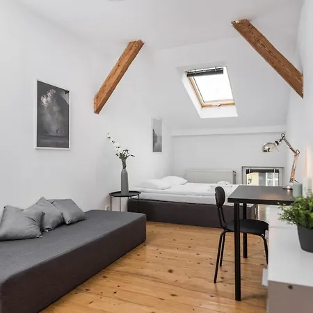Old Town Loft - 7 Bedroom - By Upstairs Apartment *