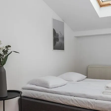 Apartment Old Town Loft - 7 Bedroom - By Upstairs