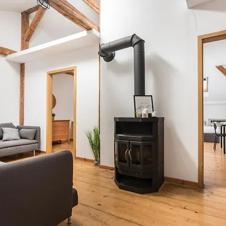 Old Town Loft - 7 Bedroom - By Upstairs Apartment *