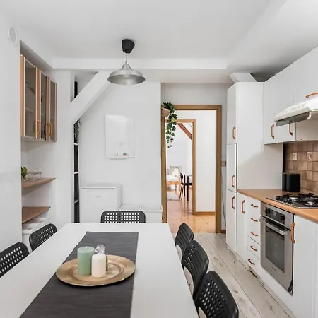 Apartment Old Town Loft - 7 Bedroom - By Upstairs *