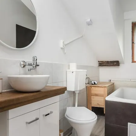 Old Town Loft - 7 Bedroom - By Upstairs Apartment