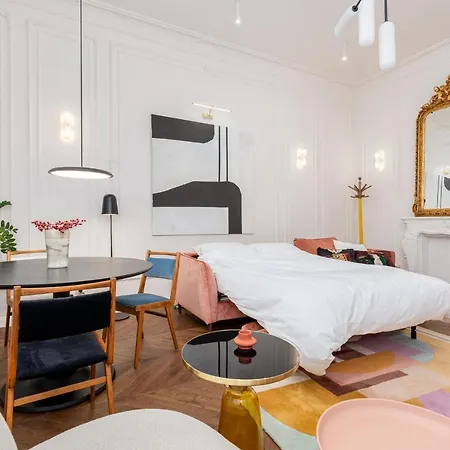 Estery Colourful Luxury Apartment *
