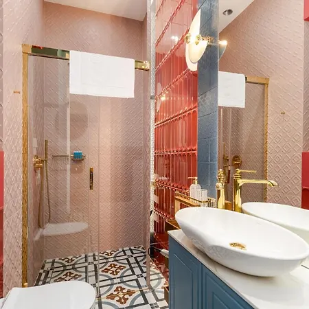 Estery Colourful Luxury Apartment *