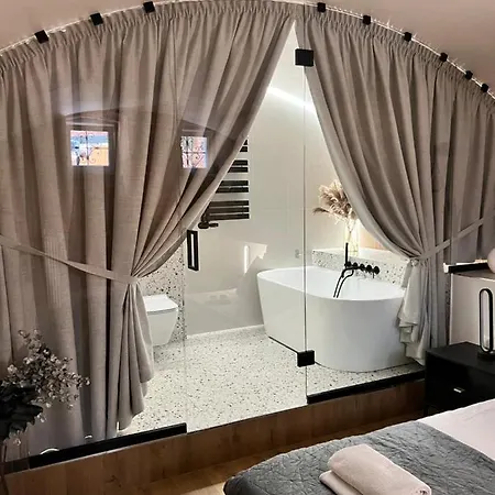 Luxury Leo Garden & Spa