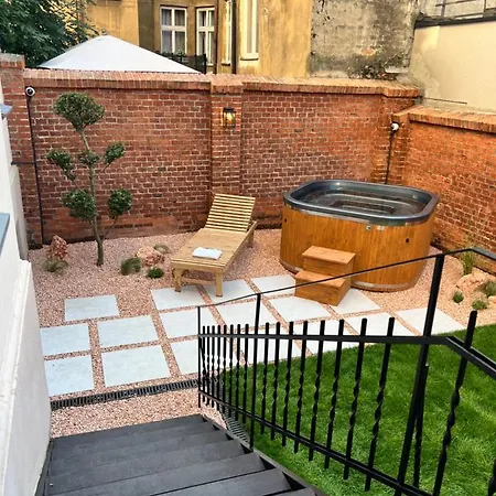 Luxury Leo Garden & Spa
