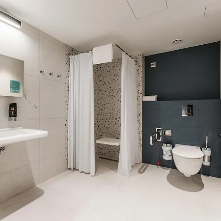 Meininger Centrum Hostel *