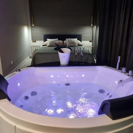 Jacuzzi Apartment