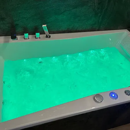 Ocean Black Jacuzzi Apartment Krakow
