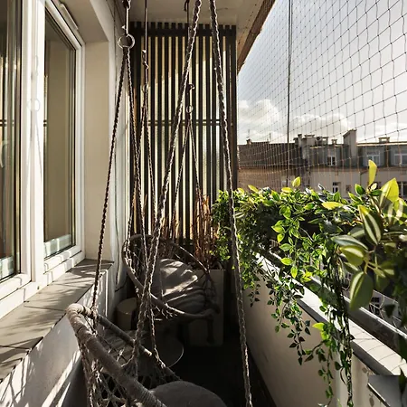 Nafenna 2-bedroom In Old Town Apartment *