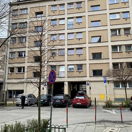 Nafenna 2-bedroom In Old Town Apartment *