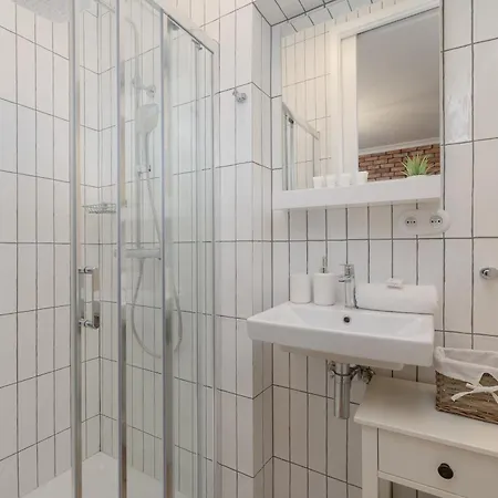 Beautiful & Stylish Dietla With Air Conditioning By Renters Appartement