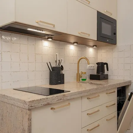 Beautiful & Stylish Dietla With Air Conditioning By Renters Appartement *