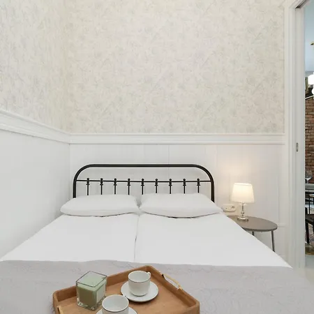 Dietla One Bedroom With Air Conditioning & Balcony By Renters