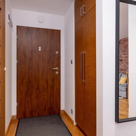 Apartment Industrial Fredry With Parking By Renters