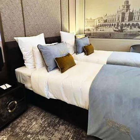 The Crown Center - Handwritten Collection Accor 4*