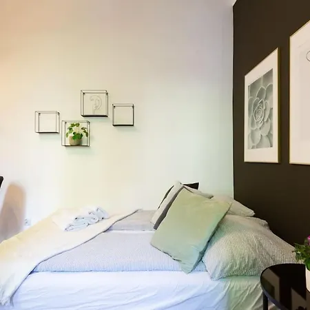 C W/balcony Apartment *