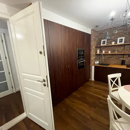 Royal Oak - 3bd 2ba With Parking And River View Apartment *